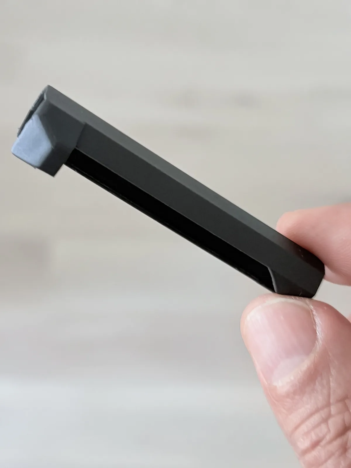 Der Tactus One Griff zwischen Finger und Daumen gehalten