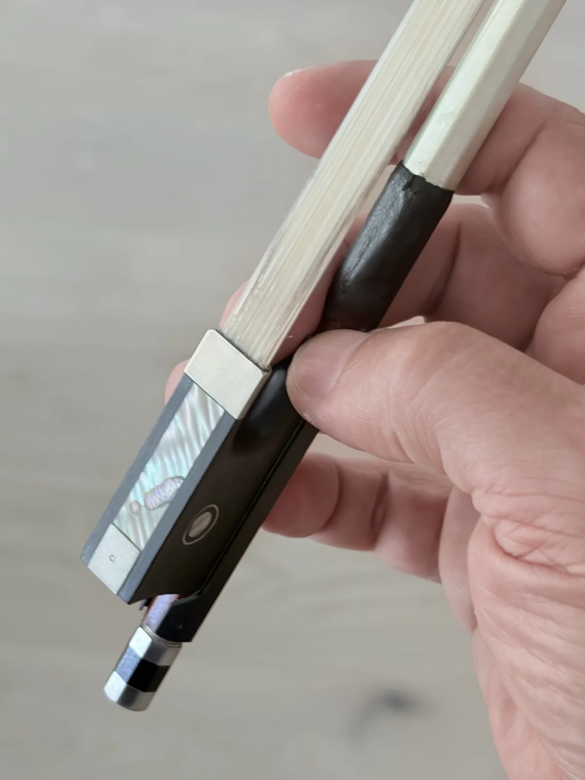 Ein Violinbogen, dessen Tactus One Griff den Daumen in die richtige Position führt